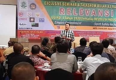 Obon saat menghadiri Seminar Bulan K3 (Keselamatan dan Kesehatan Kerja) Nasional yang diselenggarakan oleh Aliansi K3 Indonesia di Hotel Grand Zury Jababeka, Sabtu (08/02) pagi.