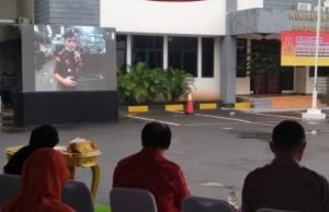 Pemusnahan barang bukti dari hasil perkara kejahatan yang terjadi sepanjang 2019 melalaui teknologi video conference di halaman Kantor Kejaksaan Negeri Kabupaten Bekasi, Kamis (20/02).