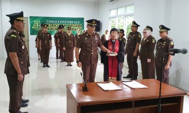 Pengambilan sumpah dan janji jabatan Lawberty Suseno selaku Kepala Seksi Intelijen Kejaksaan Negeri Kabupaten Bekasi, menggantikan Haerdin yang promosi ke Kejaksaan Negeri Kota Tangerang, Jum'at (21/02).
