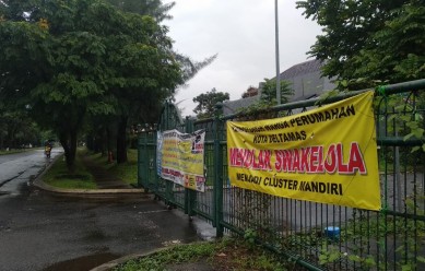 Spanduk penolakan swakelola keberishan, pengangkutan sampah dan keamanan dipasang warga. Salah satunya sepertinya yang berada di di Jl. Zona Eropa Bulevard, Desa Sukamahi, Kecamatan Cikarang Pusat, Senin (24/02).