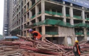 Pekerja di proyek pembangunan apartemen Meikarta.