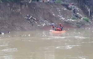 Proses pencarian terhadap korban AMA (15) dilaporkan hanyut terbawa arus Kali Bekasi oleh Tim SAR Gabungan sejak Minggu (02/02) sore..