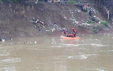 Proses pencarian terhadap korban AMA (15) dilaporkan hanyut terbawa arus Kali Bekasi oleh Tim SAR Gabungan sejak Minggu (02/02) sore..