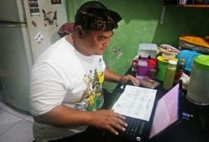 Salah seorang warga Desa Jayamukti, Kecamatan Cikarang Pusat saat mengisi data Sensus Penduduk Tahun 2020 secara online, Minggu (16/02).