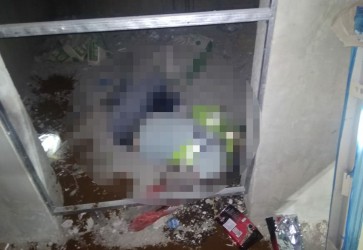 Jasad YH (45) salah seorang WNA asal China yang ditemukan tewas di Pintu B1 Tower 153 lantai 11 apartemen Meikarta yang berada di Kawasan Lippo Cikarang, Desa Cibatu, Kecamatan Cikarang Selatan, Jum’at (07/02) malam.