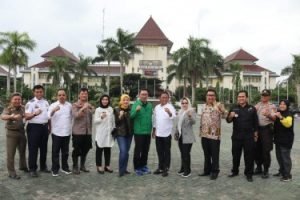 Bupati Bekasi, Eka Supria Atmaja didampingi Muspida dan Perangkat Daerah menerima kedatangan Gubernur Jawa Barat, Ridwan Kamil, Sabtu (04/01) | Foto: Humas Pemkab Bekasi