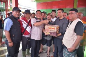 Bupati Bekasi, Eka Supria Atmaja saat menyalurkan bantuan bagi warga yang terdampak banjir, Selasa (02/01) | Foto: Humas Pemkab Bekasi