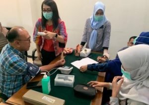 Kepala Pengadilan Negeri Cikarang, Putu Gede Astawa saat menjalani tes kesehatan guna meminimalisir penyebaran Corona Virus Disease atau COVID-19, Jum'at (20/03) pagi.
