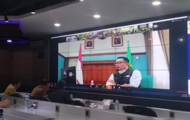 Gubernur Jawa Barat Ridwan Kamil saat melakukan video conference bersama Asisten Pemerintahan dan Kesra Kabupaten Bekasi Juhandi dengan didampingi Juru Bicara Pusat Informasi & Koordinasi COVID-19 Kabupaten Bekasi Alamsyah, di ruang Command Center Gedung Diskominfosantik - Komplek Perakantoran Pemkab Bekasi, Senin (30/03).