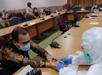 Ketua DPRD Kabupaten Bekasi, Aria Dwi Nugraha saat menjalani rapid test COVID-19, Jum'at (27/03).