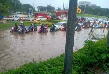 Banjir di perempatan deltamas, Senin (16/03) sore.