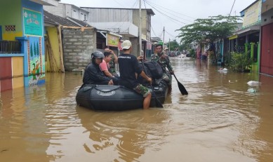 Proses evakuasi warga oleh anggota TNI di wilayah Kecamatan Setu yang terendam banjir, Selasa (02/03) pagi.