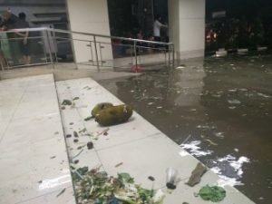 Tumpukan sampah sayur mayur yang terbawa arus banjir di teras gedung RSUD Kabupaten Bekasi, Sabtu (29/02) malam.
