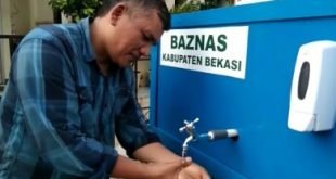 Salah seorang pedagang Pasar Baru Cikarang saat memanfaatkan fasilitas wastafel sehat Baznas Kabupaten Bekasi, Jum'at (27/03).