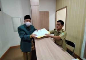 Calon Wakil Bupati Bekasi, Moch. Dahim Arisi saat menyampaikan surat protes pemilihan Wakil Bupati Bekasi, Senin (23/03).