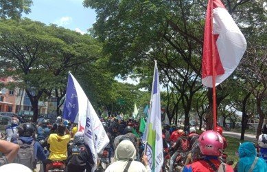 Ribuan buruh saat bergerak menuju Jl. Boulevard Deltamas mengarah ke Komplek Perkantoran Pemkab Bekasi, Selasa (17/03).