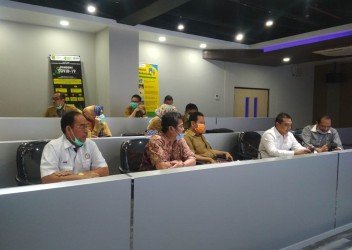 Anggota DPRD Provinsi Jawa Barat dari Dapil IX Kabupaten Bekasi saat menghadiri rapat koordinasi dan evaluasi Gugus Tugas Percepatan Penanganan COVID-19 di Kabupaten Bekasi, Senin (23/03).