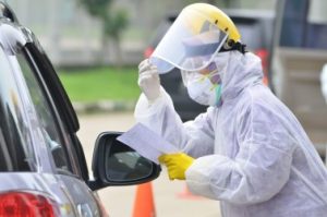 Petugas Medis Dinas Kesehatan Kabupaten Bekasi sedang bertugas untuk Test Cepat Covid-19, secara drive thru untuk Kategori B. Bertempat di Stadion Wibawa Mukti, Cikarang Timur, Jumat (27/03) | Foto: Humas Pemkab Bekasi