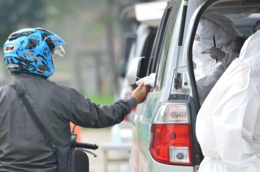 Petugas Medis Dinas Kesehatan Kabupaten Bekasi sedang bertugas untuk Test Cepat Covid-19, secara drive thru untuk Kategori B. Bertempat di Stadion Wibawa Mukti, Cikarang Timur, Jumat (27/03) | Foto: Humas Pemkab Bekasi