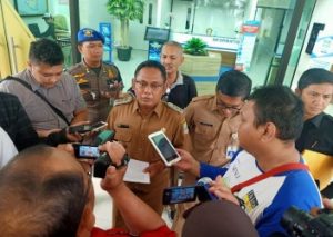 Bupati Bekasi Eka Supria Atmaja saat ditemui usai menghadiri rapat koordinasi pembentukan Gugus Tugas Percepatan Penanangan COVID-19, Senin (16/03).