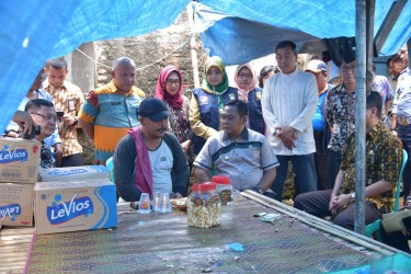 Bupati Bekasi, Eka Supria Atmaja saat mengunjungi keluarga korban meninggal dunia yang tewas akibat tertimpa turap proyek perumahan saat hujan deras melanda wilayah tersebut, Kamis (02/01) pagi | Foto: Humas Pemkab Bekasi