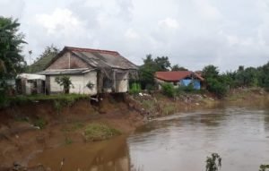 Longsor yang menerjang pemukiman warga di Kp. Kebalen Warung Pojok RT 001/002, Kelurahan Kebalen, Kecamatan Babelan.