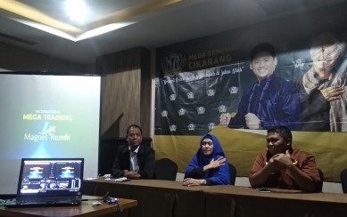 Tim Magnet Rezeki Korwil Bekasi Karawang dan Purwakarta saat menggelar jumpa pers persiapan Mega Seminar Magnet Rezeki, Rabu (03/03).