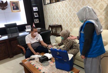 Anggota DPRD Kabupaten Bekasi, Nyumarno saat menjalani rapid test COVID-19, Jum'at (27/03).