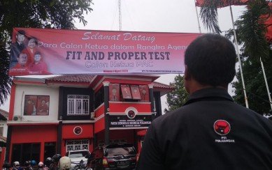 Seleksi fit and proper test bagi calon pimpinan PAC di Kantor DPC PDI Perjuangan Kabupaten Bekasi, Minggu (01/03).