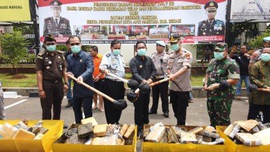 Pemusnahan barang bukti Narkoba oleh unsur Forkopimda bertempat di Halaman Kantor Polres Metro Bekasi, Selasa (03/03) | Foto: Humas Pemkab Bekasi