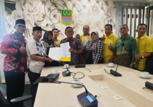 Bupati Bekasi, Eka Supria Atmaja saat menerima rekomendasi dua nama calon Wakil Bupati Bekasi yang diudulkan Partai Golkar, Senin (09/03).