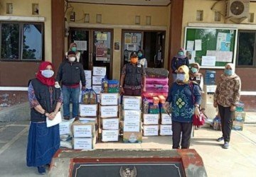 Tim PPKS Dinas Sosial Kabupaten Bekasi saat memberikan bantuan pangan untuk keluarga penderita ODP