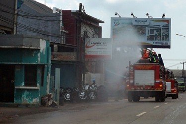 Proses penyemprotan disinfektan menggunakan unit mobil pemadam dari Dinas Pemadam Kebakaran Kabupaten Bekasi, Selasa (24/03) | Foto: Humas Pemkab Bekasi