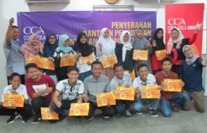 Bantuan pendidikan dari Coca-Cola Amatil Indonesia (CCAI) diserahkan langsung oleh Nurlida Fatmikasari , Regional Corporate Affairs Manager kepada siswa yang merupakan anak warga setempat sekitar pabrik CCAI, Kamis (28/12)