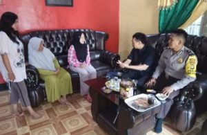 Kmisioner KPAD Kabupaten Bekasi, M. Rozak didampingi Bimaspol Desa Sumbereja saat menyambangi kediaman FPS, Minggu (07/01).