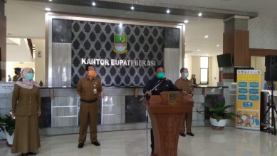 Bupati Bekasi Eka Supria Atmaja saat menggelar konferensi pers di loby Kantor Bupati Bekasi, Senin (13/04).