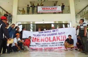 Ratusan warga RW 05 Kelurahan Telagaasih Kecamatan Cikarang Barat saat menduduki Gedung DPRD Kabupaten Bekasi, Rabu (27/12)