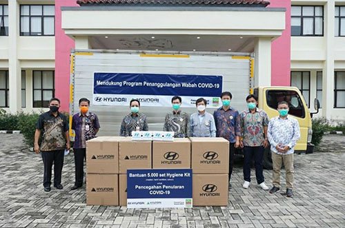 Sekda Kabupaten Bekasi Uju saat menerima bantuan berupa 5000 set hygiene kit yang terdiri dari masker, hand sanitizer dan sabun dari PT HMMI, Rabu (30/04) | Foto: Humas Pemkab Bekasi