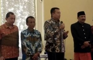 Kang Hasan saat memberikan sambutan dalam acara pernikahan resepsi pernikahan anak Wakil Ketua DPRD Kabupaten Bekasi Jejen Sayuti, di Gedung Serba Guna (GSG) Desa Sukadami, Kecamatan Selatan, Rabu (17/01).