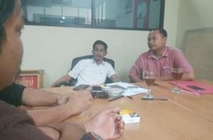 Ketua Fraksi PDI Perjuangan Kabupaten Bekasi, Soleman (baju putih) saat ditemui usai menerima adua warga terkait pemotongan dana rutilahu, Senin (22/01) siang.