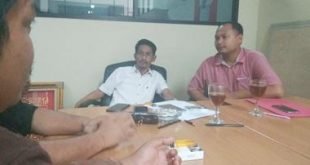 Ketua Fraksi PDI Perjuangan Kabupaten Bekasi, Soleman (baju putih) saat ditemui usai menerima adua warga terkait pemotongan dana rutilahu, Senin (22/01) siang.
