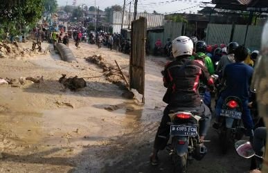 Kecametan yang terjadi di Jl. Cikarang - Cibarusah akibat semburan lumpur dari pemasangan pipa PDAM yang berada di Desa Sukadami, Kecamatan Cikarang Selatan, Kamis (23/11) pagi.
