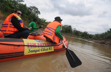 Tim Patroli Komunitas Sungai Cibeet saat menyusuri Sungai Cibeet dengan perahu karet, Minggu (10/12) pagi.
