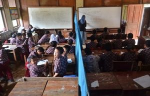 Kondisi salah satu SD Negeri di Kabupaten Bekasi ini sudah berlangsung sejak delapan tahun lalu. Berbagai pengajuan permohonan pembangunan telah diajukan, namun tidak pernah ada jawaban.