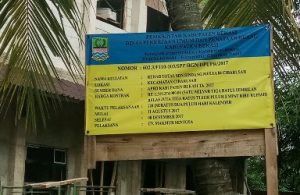 Papan proyek pembangunan Ruang Kelas Baru (RKB) SD Negeri Sindangmulya 04 Cibarusah hingga kini masih terus berlangsung padahal masa pelaksanaan yang seharusnya berakhir pada tanggal 08 Desember 2017.