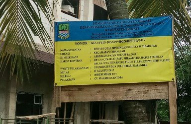 Papan proyek pembangunan Ruang Kelas Baru (RKB) SD Negeri Sindangmulya 04 Cibarusah hingga kini masih terus berlangsung padahal masa pelaksanaan yang seharusnya berakhir pada tanggal 08 Desember 2017.