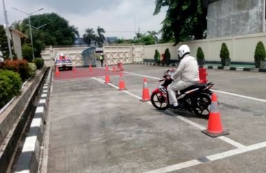 Praktik tentang safety riding yang diperagakan salah seorang karyawan PT. Mekar Armada Jaya, Kamis (21/12) pagi.