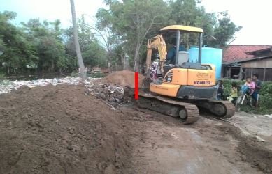 Proses pengurugan sampah sisa proyek normalisasi Kali Cikarang dengan tanah oleh Dinas PUPR Kabupaten Bekasi, Kamis (04/01).