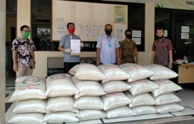 Camat Cikarang Utara, Muchlis saat memimpin pendistribusian logistik berupa beras bulog untuk semua dapur umum yang berlokadi di desa wilayah Kecamatan Cikarang Utara, Jum'at (17/04).