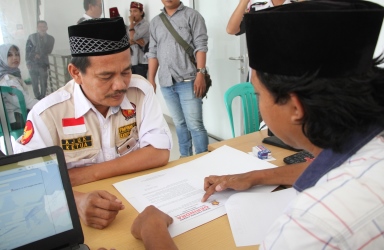 Ketua PC Satuan Relawan Indonesia (Satria) Kabupaten Bekasi, Ajuk Junaedi saat mengambil formulir pendaftaran Bacaleg DPRD Kabupaten Bekasi dari Partai Gerindra, Jum'at (02/02) pagi.